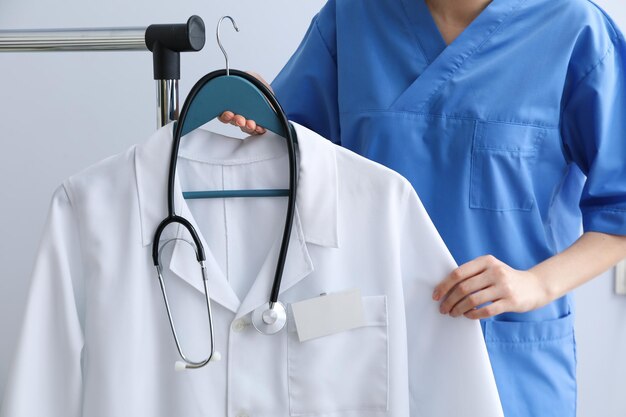 The Evolution of Healthcare Fashion: Combining Comfort and Functionality in Modern Scrubs